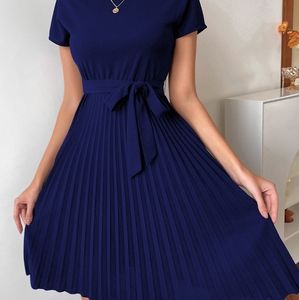 Pleaded hem solf hem dress.